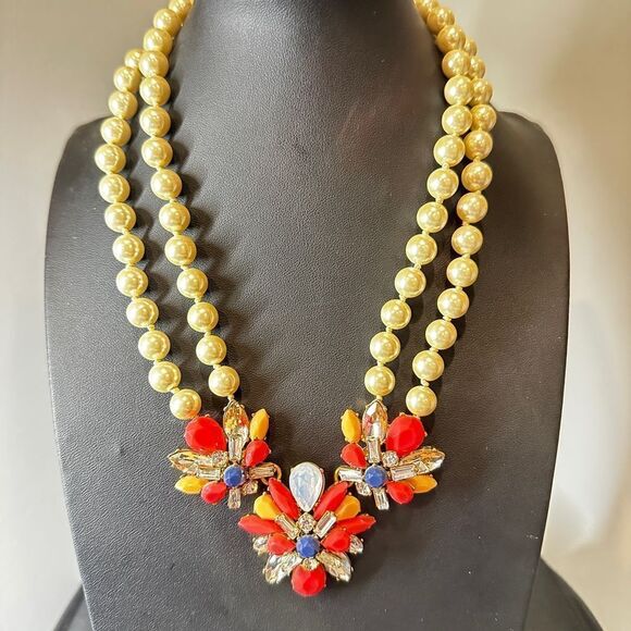 Like new condition, 18" J Crew faux pearl and rhinestone statement necklace! - Picture 8 of 8